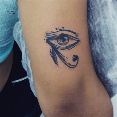 o que significa tatuagem olho de horus  Assim, o olho grego tatuado em amarelo está associado à força, vigor físico e saúde